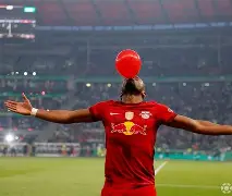 金年会官网-里程碑夜！法兰克福刷新队史纪录，荷甲今夜刷纪录，媒体盛赞，赛季目标并未改变